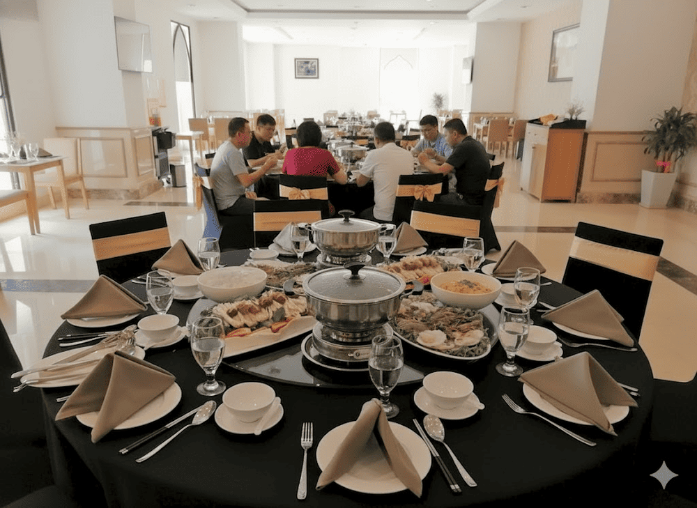 Belanga Bay Restaurant offers a comfortable setting with a fusion of Vietnamese and international halal dishes